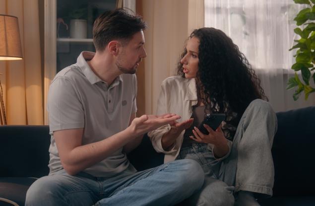 Виц: Съпруга крещи на мъжа си - Какъв е тоя сив косъм на сакото ти?