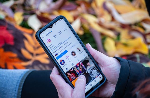 Виц: Как се казва човек, който не проверява Instagram-а си 24 часа?