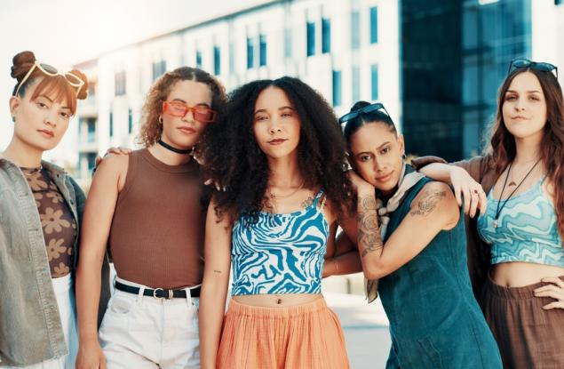 Защо модата от 90-те продължава да определя съвременния streetwear стил?