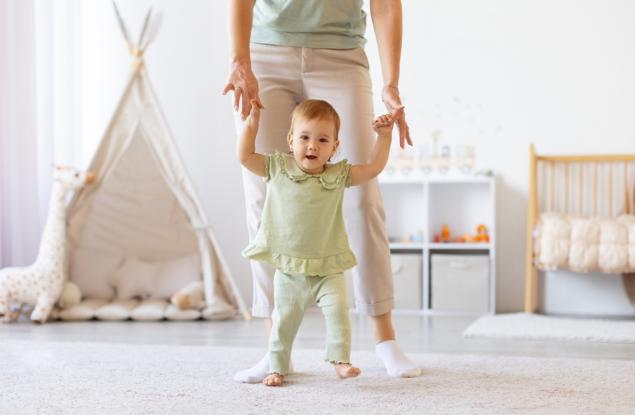 Детето опитва да ходи