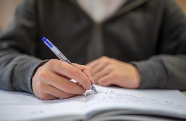 Той видя, че навън вали, и си легна пак: Има ли запетая пред "и"?