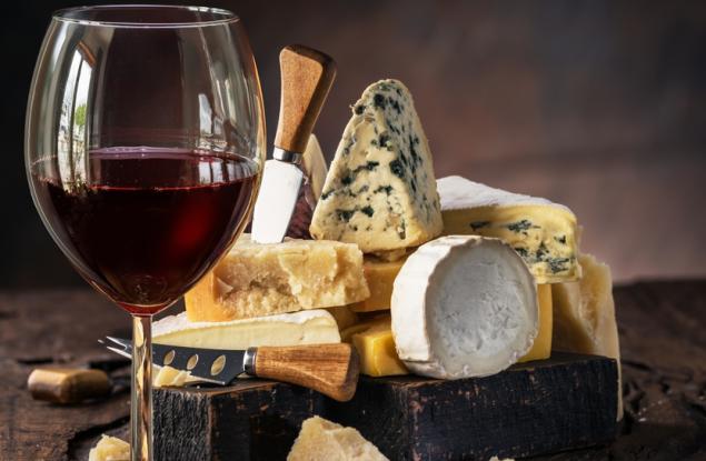 Месец февруари: Любов, сирене, вино