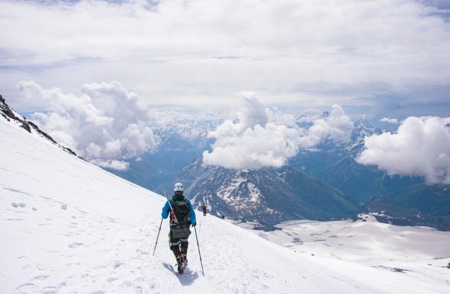 Виц: Алпинист се откъсва от скалата и полита в пропастта