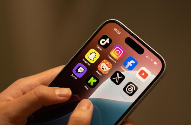 Стотици хиляди младежи са зависими от социалните медии