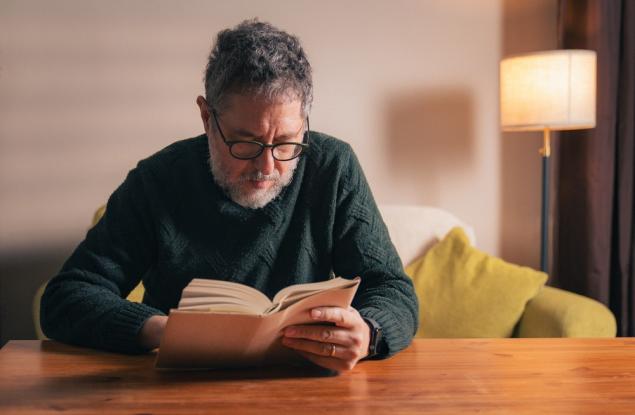 Виц: Как габровец чете книга вечер