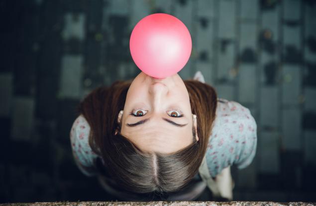 Дъвките отделят стотици микропластмаси директно в устата, сочи ново проучване