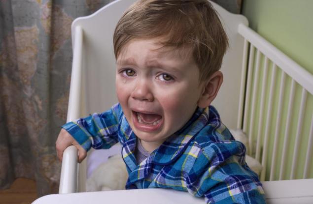 Как да успокоите плачещото дете преди сън