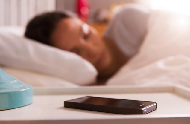 Учени: Изключвайте телефона преди лягане