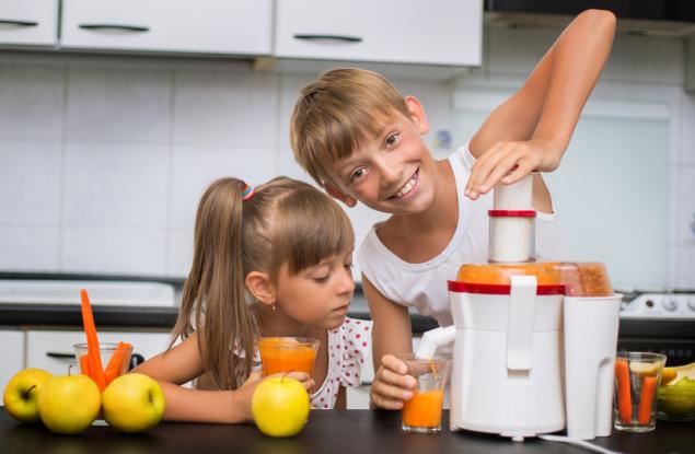 Сок от морков или праскова: кой стимулира по-добре растежа на детето