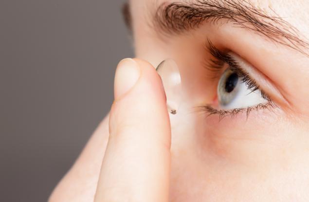 Учени създадоха "лечебни" контактни лещи 