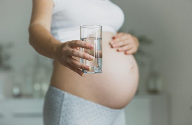 Съветват бременните и кърмещите жени да пият до 4 чаши вода повече от дневната норма