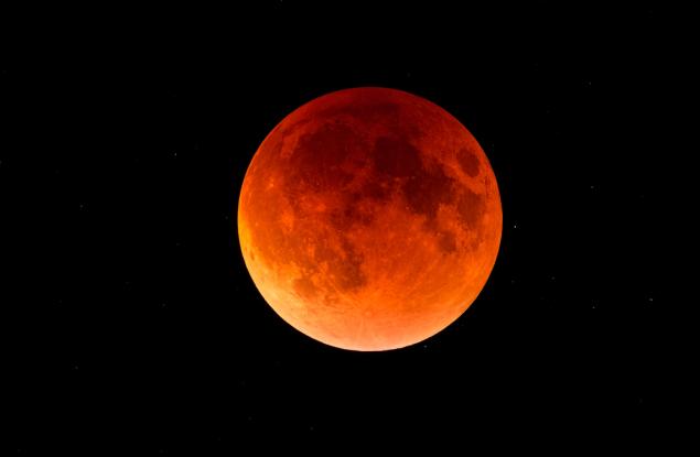 Как да наблюдавате днешното наистина специално пълно лунно затъмнение