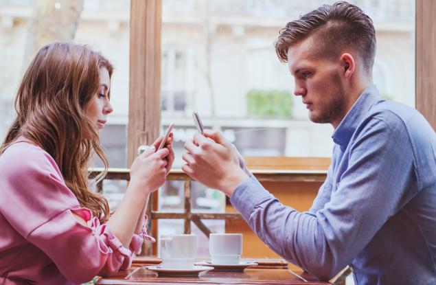 Как телефонът съсипва връзката ни