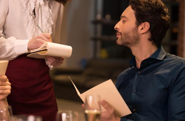 Виц: Клиентът пита сервитьора