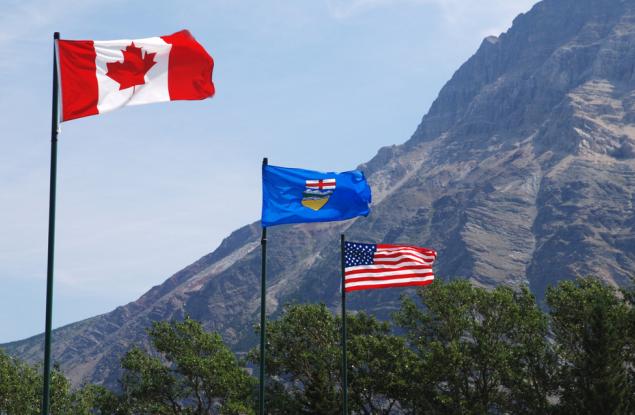 Канада глоби двама американци за фалшиви ваксинационни сертификати с по 20 хил. долара