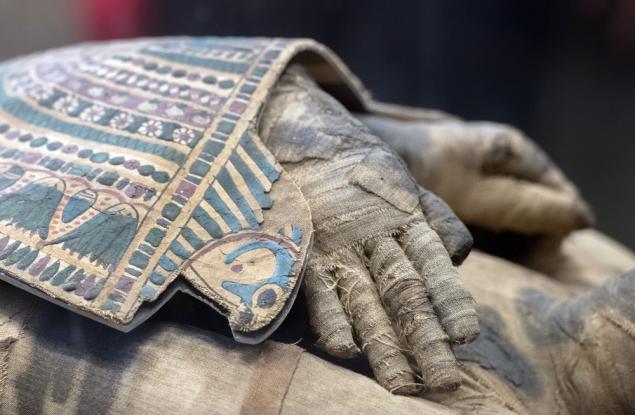 Археолози откриха 49 амулета в древноегипетска мумия на "златно момче"  