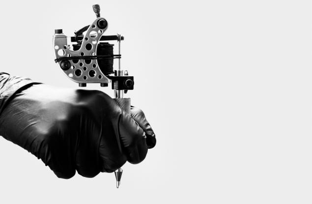 За първи път: Робот татуира жена