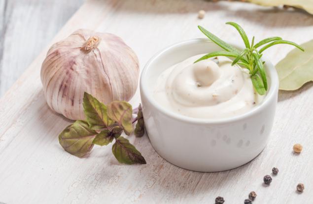 Киселото мляко може да неутрализира чесновата миризма