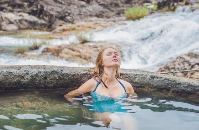 11-годишно момиче, изглежда, хвана трипер, след като се изкъпа в горещ извор