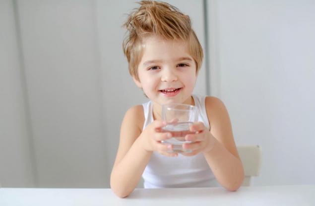 Колко вода трябва да пие бебето и малкото дете