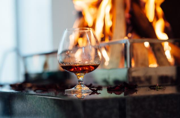 Виц: Тихо си сипах първи коняк