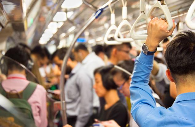 Виц: Разговор по телефона в метрото