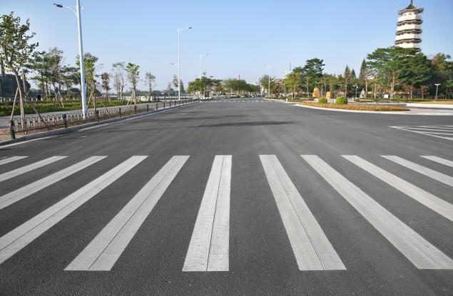 Виц: Кола блъска пешеходец на "зебра"