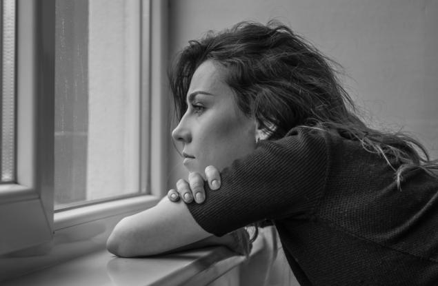 Анатомия на носталгията: 4 неочаквани причини защо мозъкът ни кара да вярваме, че „миналото беше по-хубаво“