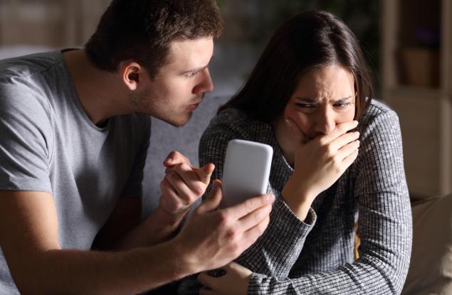 Партньорът ви има проблем, ако проверява телефона ви