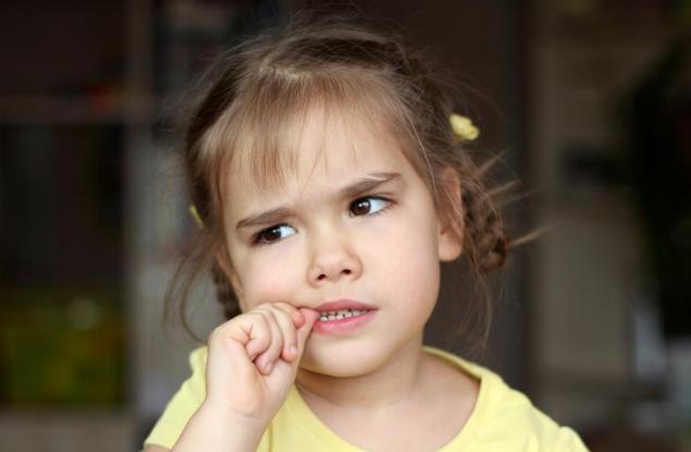 Правилните реакции, ако детето си гризе ноктите