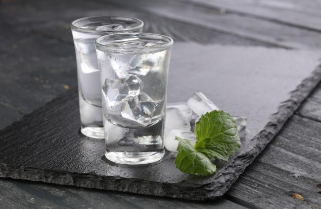 Виц: За да убия микробите във водата...