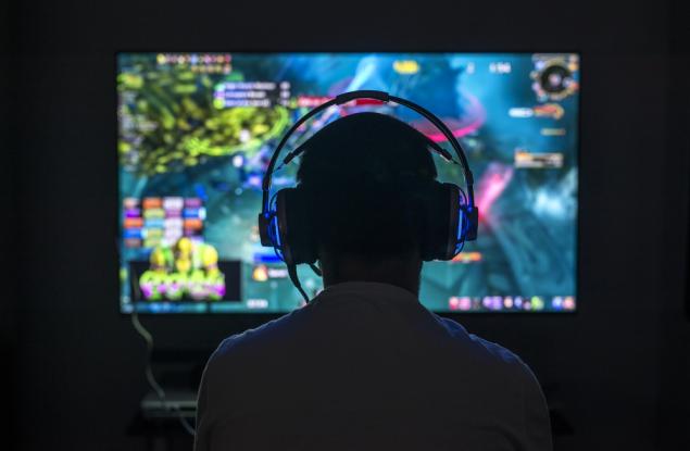 Виц: Миличък, хайде остави компютъра и ела да вечеряме