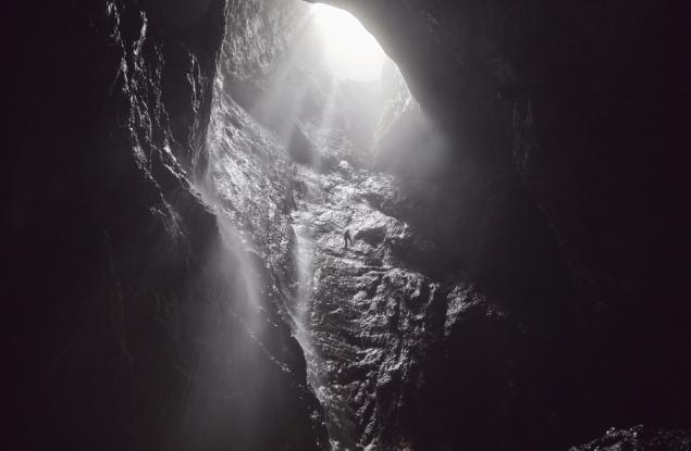 Австралийски спелеолози поставиха нов рекорд, като се спуснаха на повече от 400 метра под земната повърхност в Тасмания