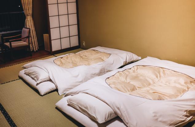 5 причини защо е полезно да спим на пода според японците