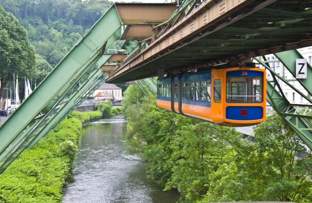 Разходете се с „летящия влак“ през Германия – такава, каквато е била през 1902-ра