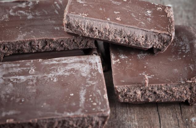 Защо по престоялия шоколад се появяват бели петънца?