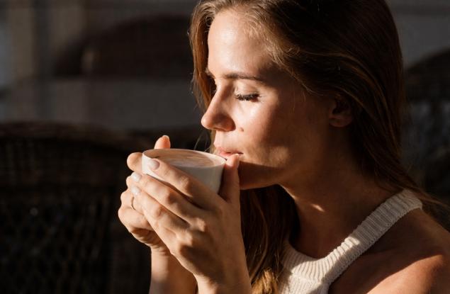 Защо следобедното кафе влияе на съня повече, отколкото мислим