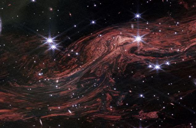 Нови изображения на междузвезден прах изглеждат като от друг свят