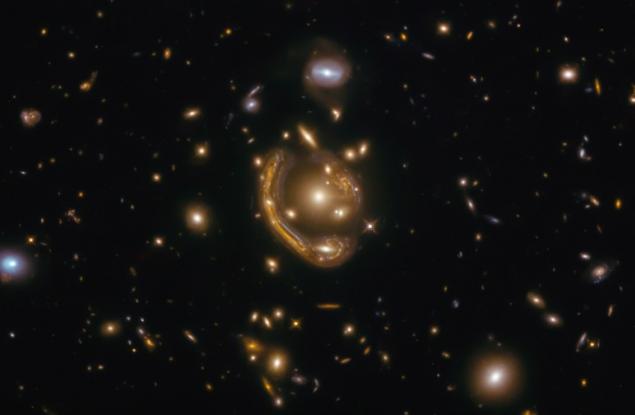 „Пръстен на Айнщайн“ ни разкрива поразителната гледка към галактика на 9,4 млрд. светлинни години от нас