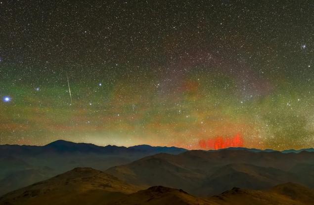 Червените спрайтове и небесното сияние на тази снимка изглеждат нереално красиви