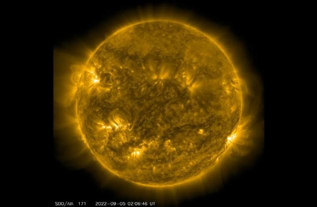 Заснеха „космическа змия“, пълзяща по повърхността на Слънцето