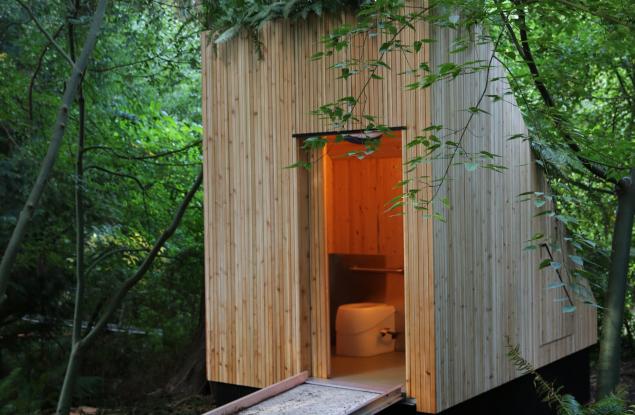 Първата в света „захранвана от гъби“ тоалетна, която работи без вода, се появи в ботаническа градина