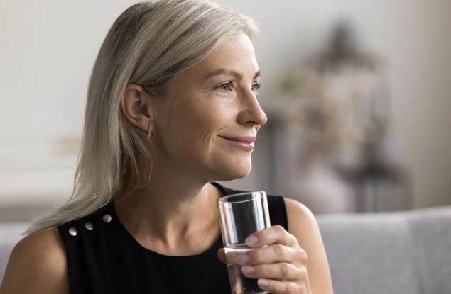 Наистина ли пиенето на топла вода ни помага да отслабнем? Експерти обясняват