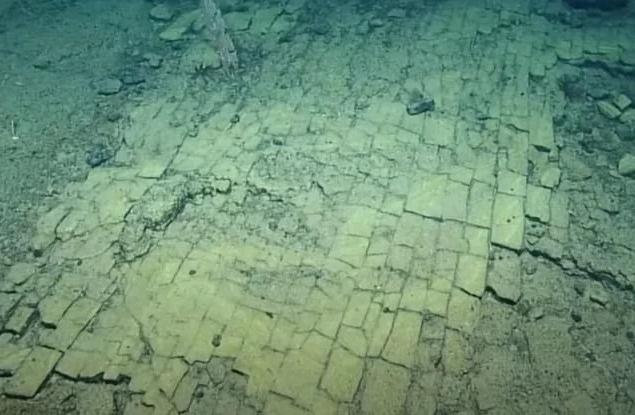 Учени се натъкнаха на „път, павиран с жълти тухли“, на дъното на Тихия океан