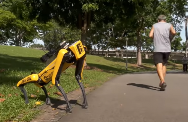 Сингапур следи за социалната дистанция с робо-куче