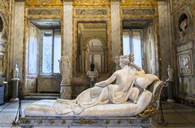    Триминутно видео показва как са променяли стандартите за женска красота през три хилядолетия