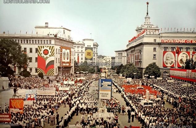 Завръщане в миналото: 15 архивни снимки от манифестациите по повод 24 май