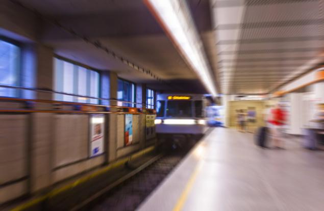 Какво да направите, ако паднете върху релсите на метрото 