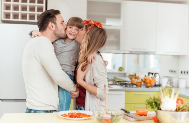 Щастливите хора са отгледани от родители, които правят тези 3 неща