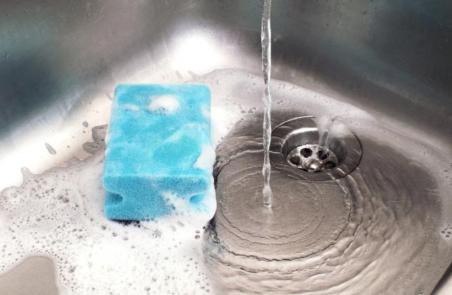 Кухненската ви гъба е пълна с бактерии. Ето как наистина да я почистите